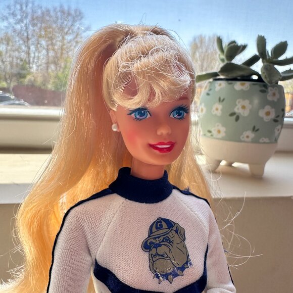University Barbie Georgetown University Cheerleader Doll 1996 Mattel 17749 - Picture 4 of 13